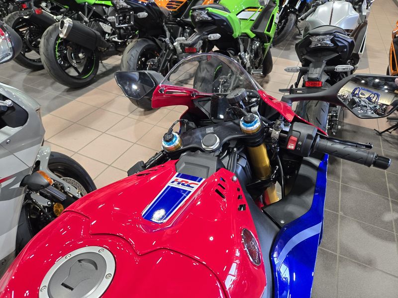 NEW 2025 HONDA CBR1000RR R FIREBLADE SP Image 12