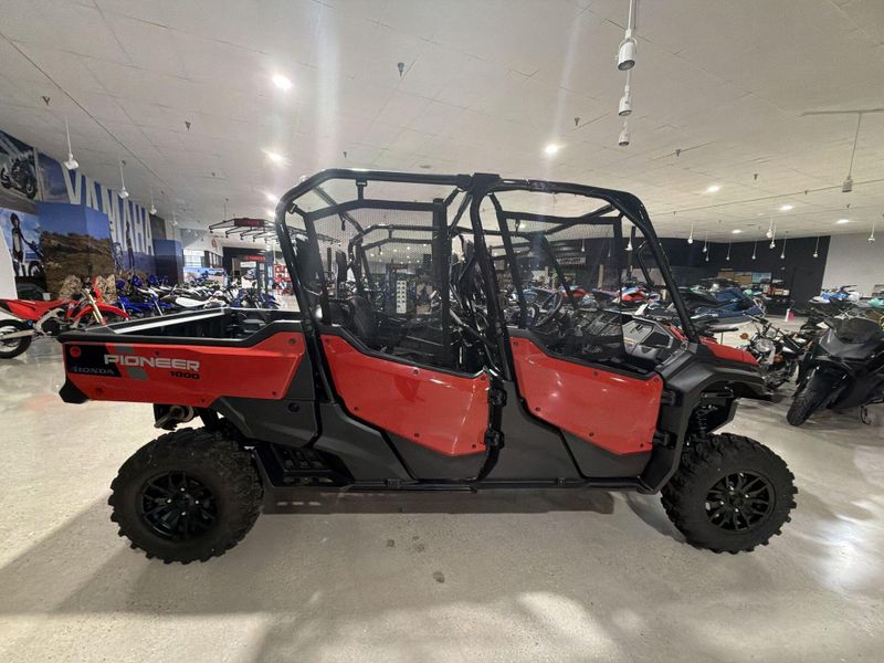 New 2025 Honda PIONEER 1000-6 DLX CREW Image 10