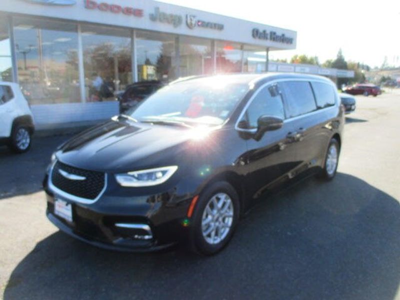 Used 2025 Chrysler Pacifica SelectImage 2