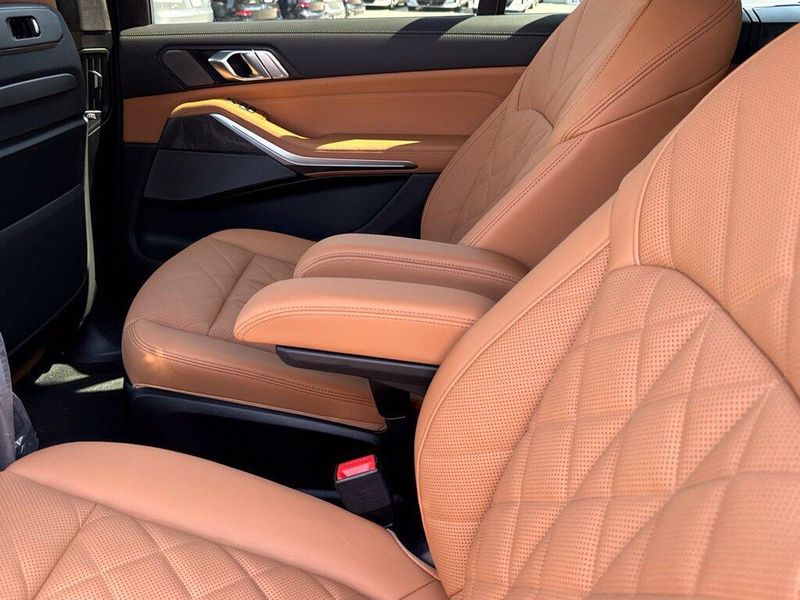 New 2027 BMW X7 xDrive40iImage 27