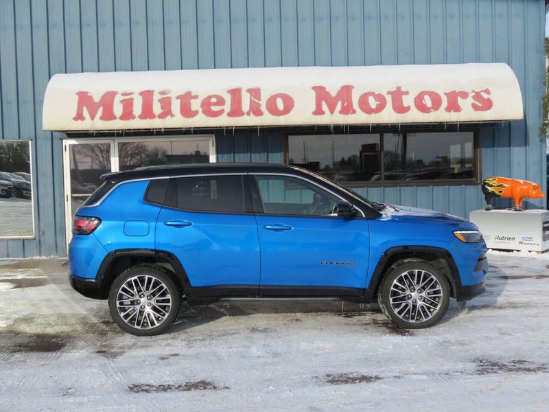 2023 Jeep Compass Limited 4x4 4dr SUVImage 1