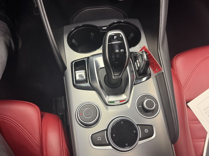 Used 2024 Alfa Romeo Giulia Veloce AWD w/Sunroof & NavImage 16