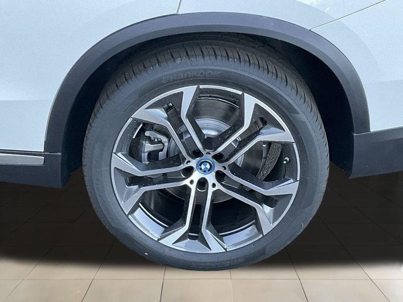 2025 BMW X5 xDrive50eImage 17