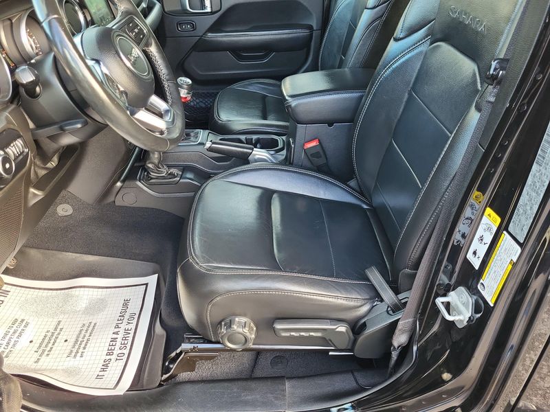 Used 2018 Jeep Wrangler Unlimited SaharaImage 4