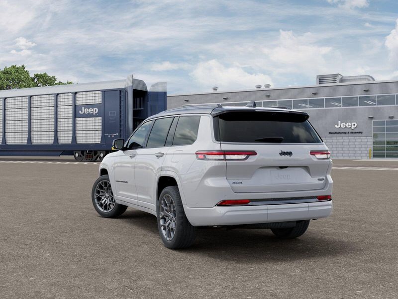 New 2026 Jeep Grand Cherokee L Summit 4x4Image 3