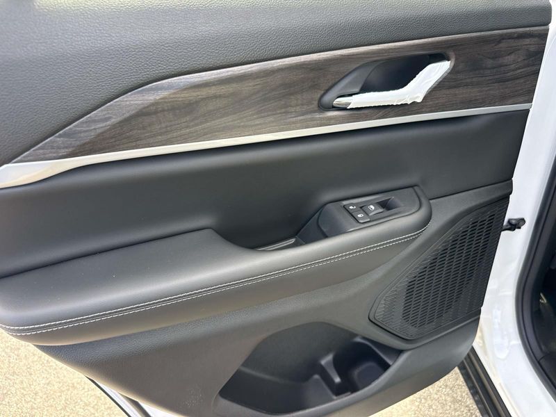New 2026 Jeep Grand Cherokee Laredo Altitude 4x4