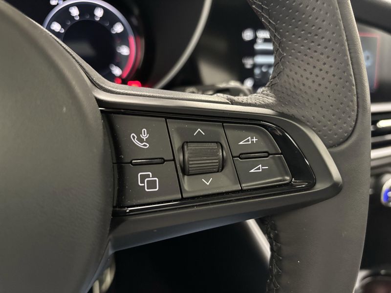 2024 Alfa Romeo Giulia Ti Q4 AWD w/Sunroof/Nav/Activ AsstImage 29