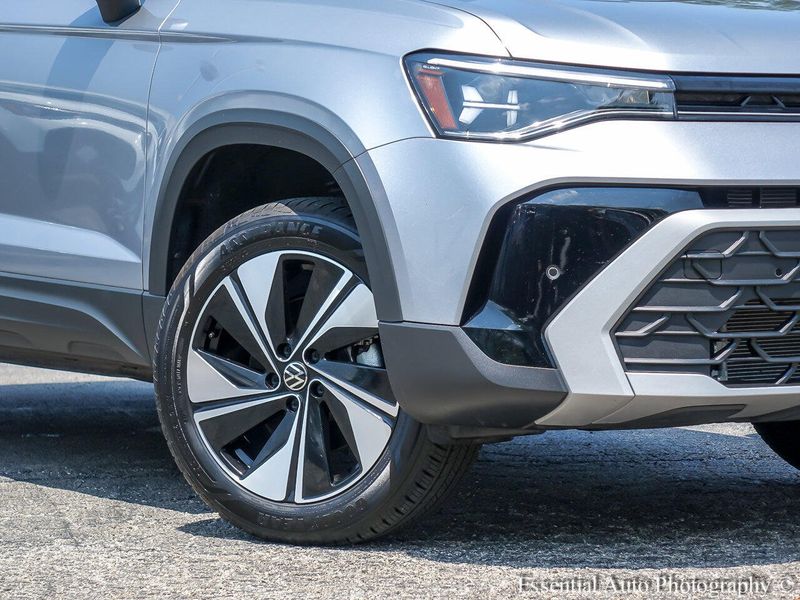 2025 Volkswagen Taos SE photo 3