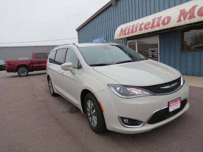 2020 Chrysler Pacifica Touring L Plus 4dr Mini VanImage 3