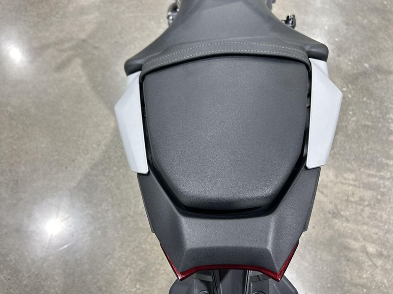 Used 2025 Yamaha MT-09 Image 16