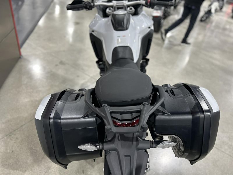 2024 Ducati MULTISTRADA V4 S TRAVEL & RADAR SPOKED WHEELS - DEMO Image 4