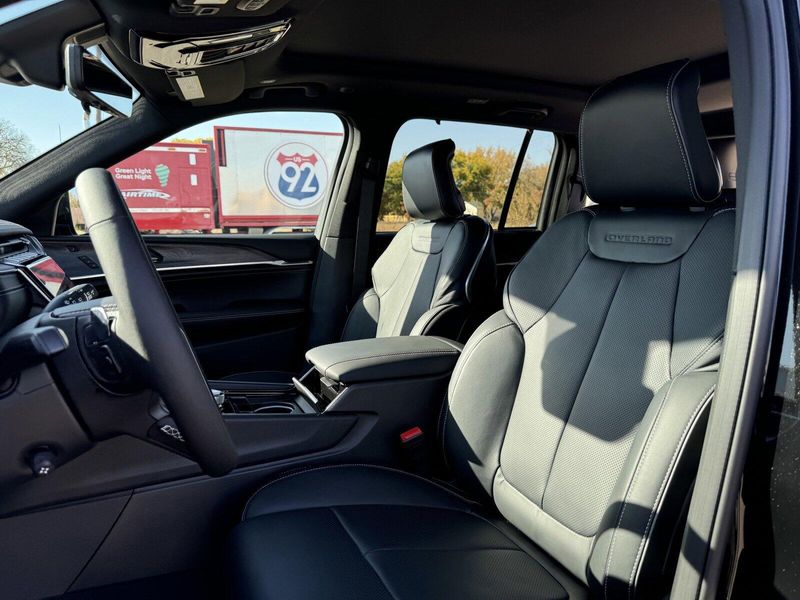 2025 Jeep Grand Cherokee OverlandImage 11