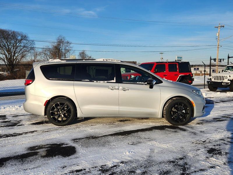 New 2026 Chrysler Pacifica Select