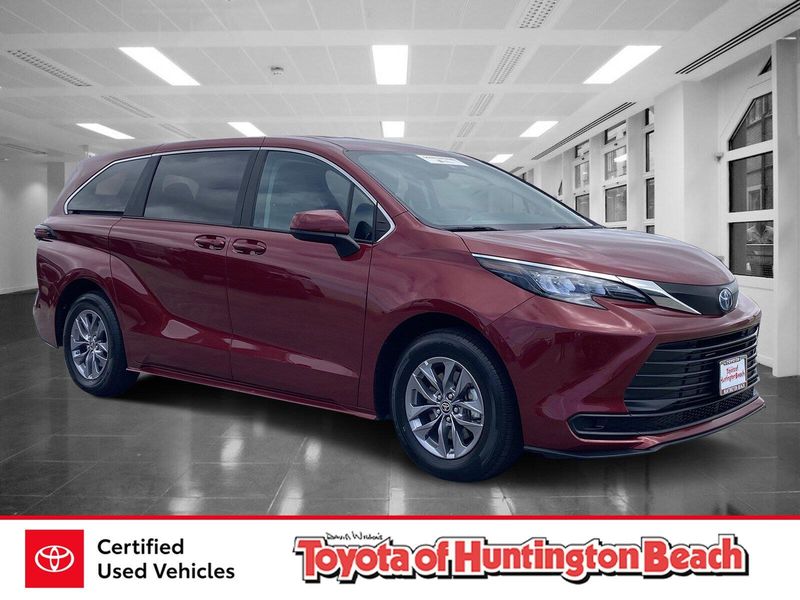 2024 Toyota Sienna LEImage 1