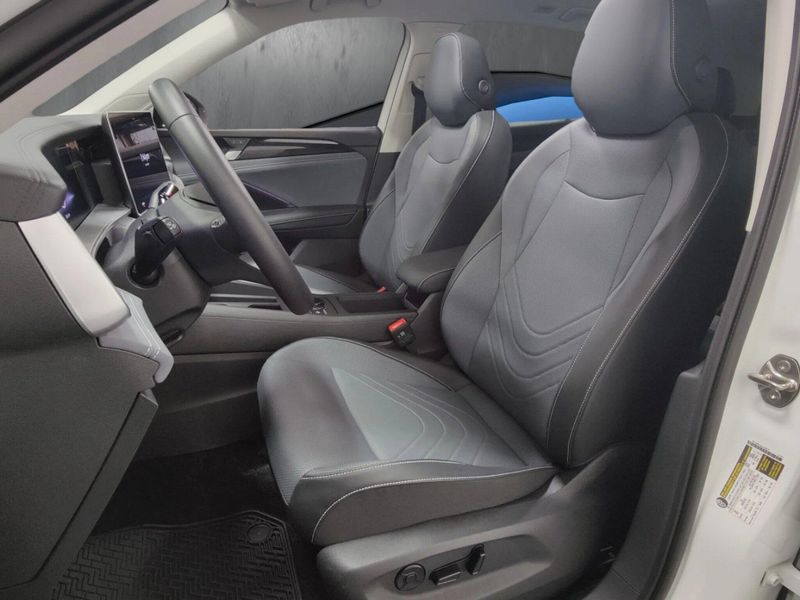 Used 2025 Volkswagen Tiguan SE AWD w/SunroofImage 15