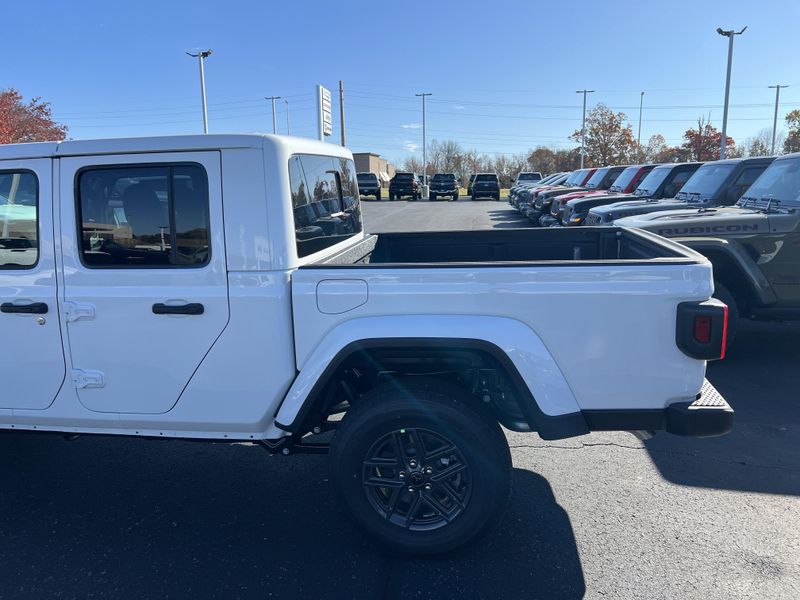 New 2026 Jeep Gladiator Sport S 4x4Image 11