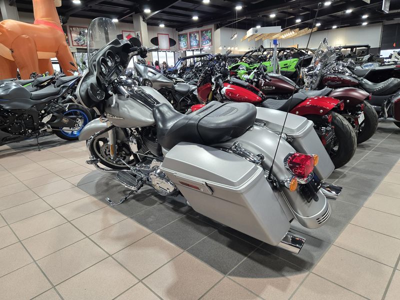 USED 2009 HARLEY STREET GLIDE Image 5