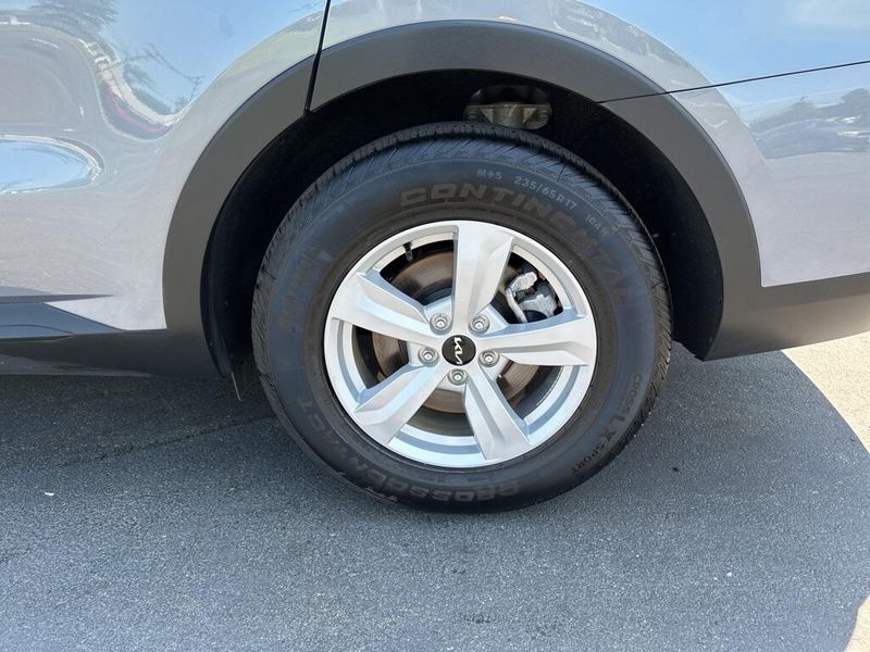 2025 Kia Sorento LXImage 14