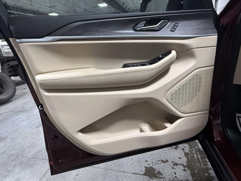 New 2025 Jeep Grand Cherokee Limited 4x4Image 25