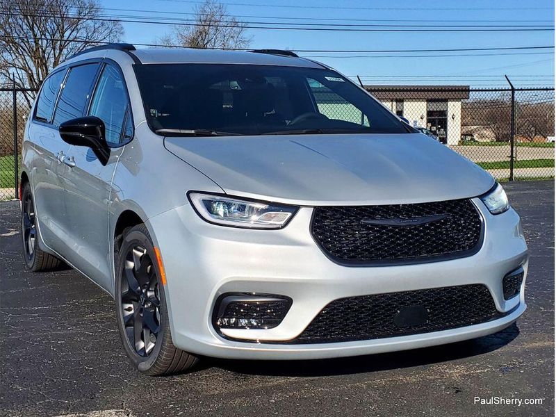 New 2026 Chrysler Pacifica Select