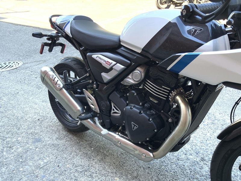 2026 Triumph THRUXTON 400