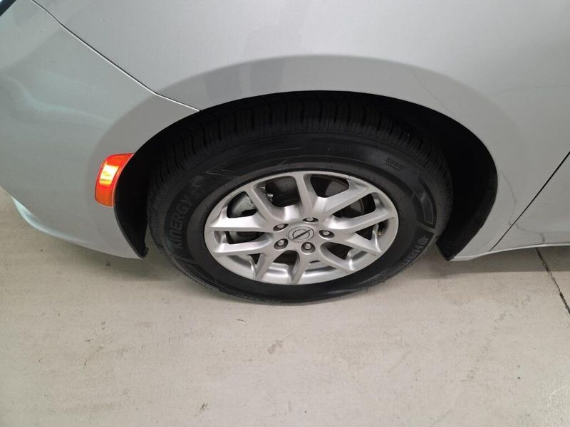 2024 Chrysler Pacifica Touring L photo 2