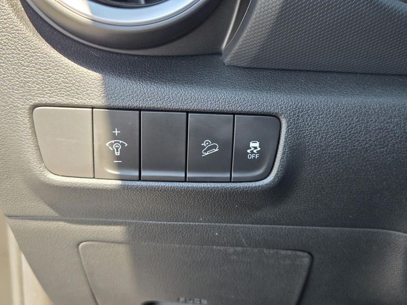 Used 2022 Hyundai Kona Limited DCT FWD