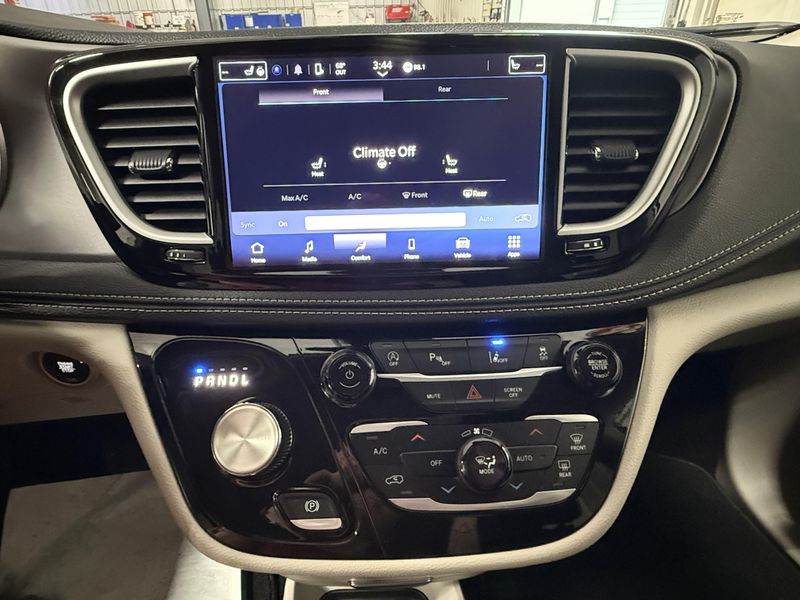 Used 2024 Chrysler Pacifica Touring LImage 27