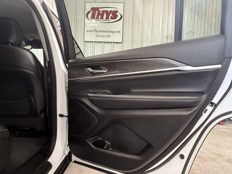 Used 2023 Jeep Grand Cherokee L LimitedImage 11