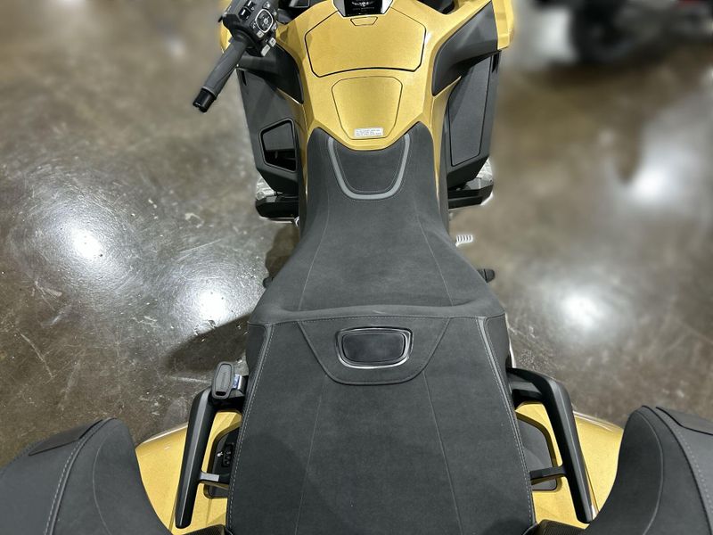 2025 Honda GOLDWING TOUR DCT Image 14