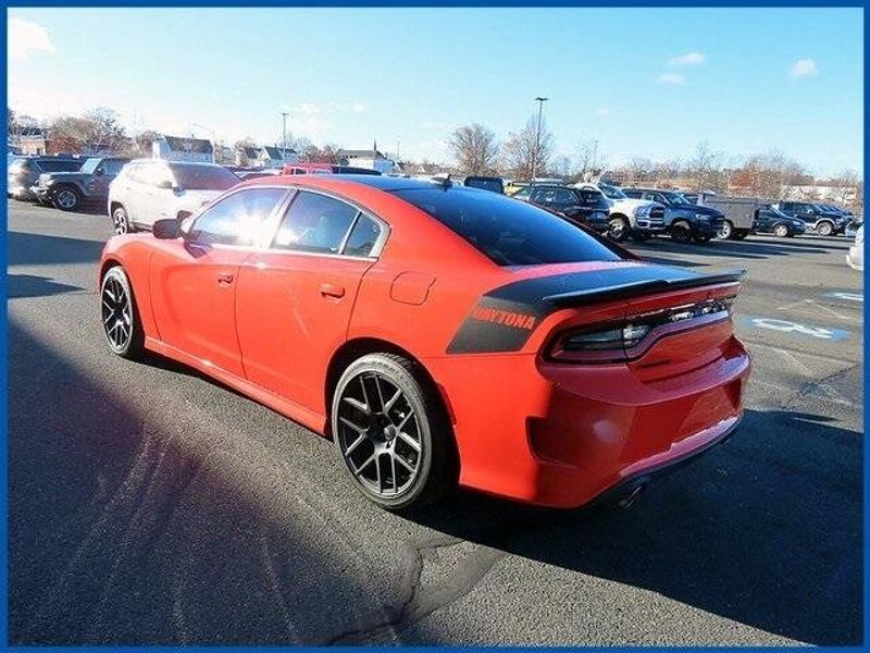 2017 Dodge Charger R/TImage 5