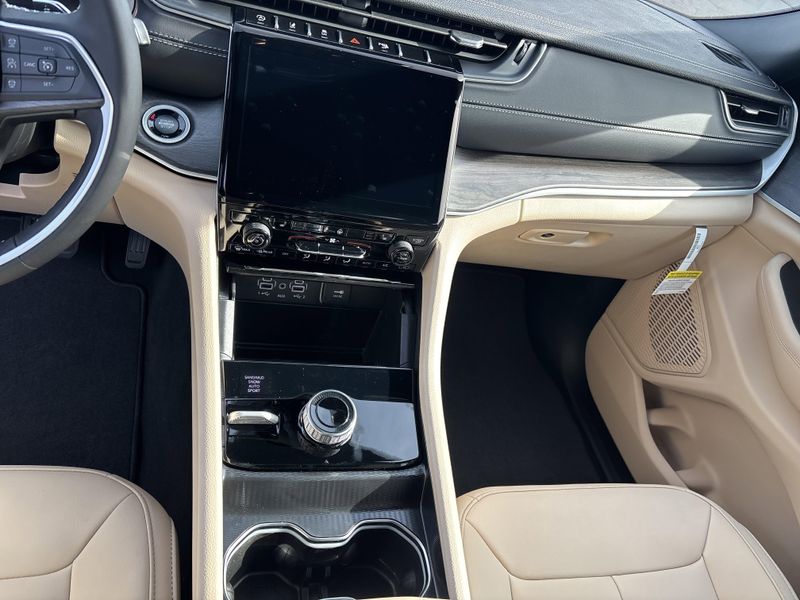 New 2025 Jeep Grand Cherokee Limited 4x4Image 22