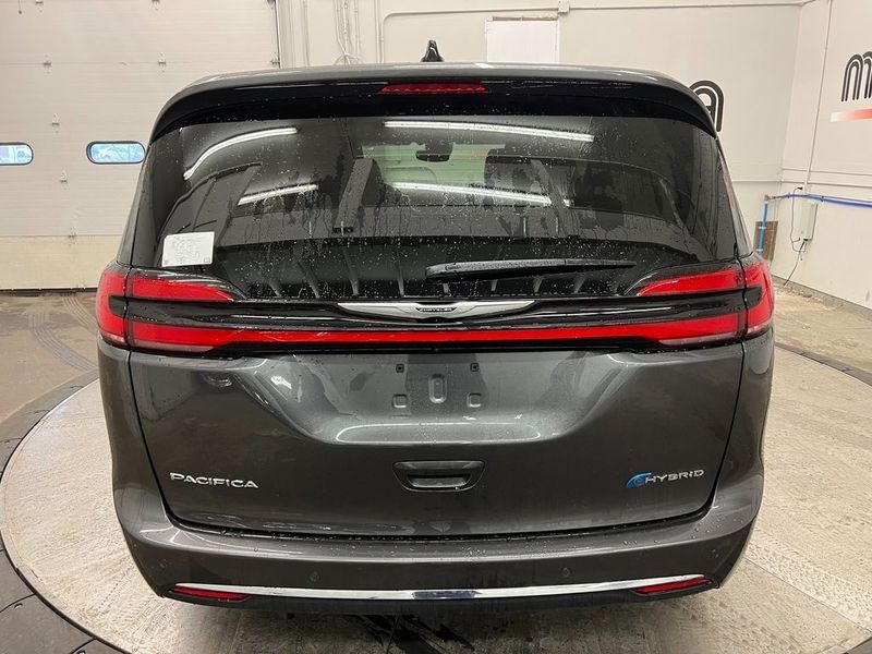 2023 Chrysler Pacifica Plug-In Hybrid LimitedImage 9