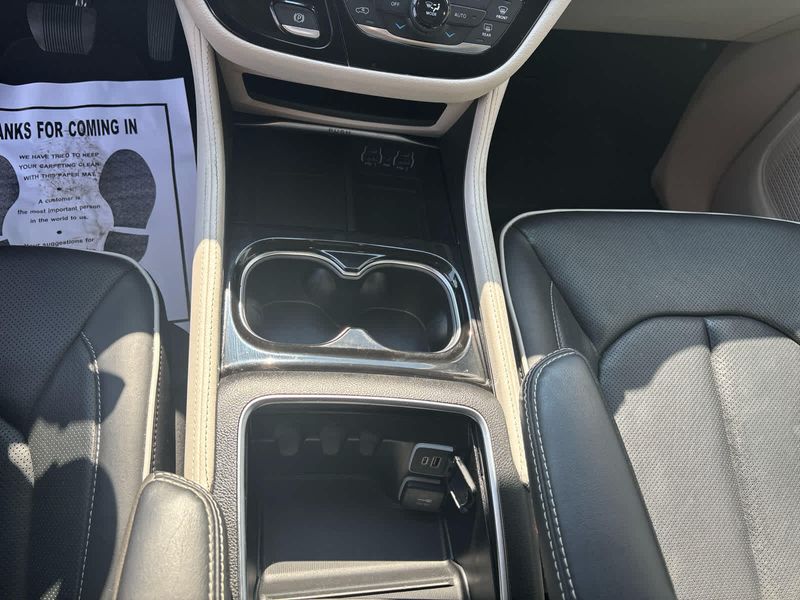 2023 Chrysler Pacifica Limited photo 17