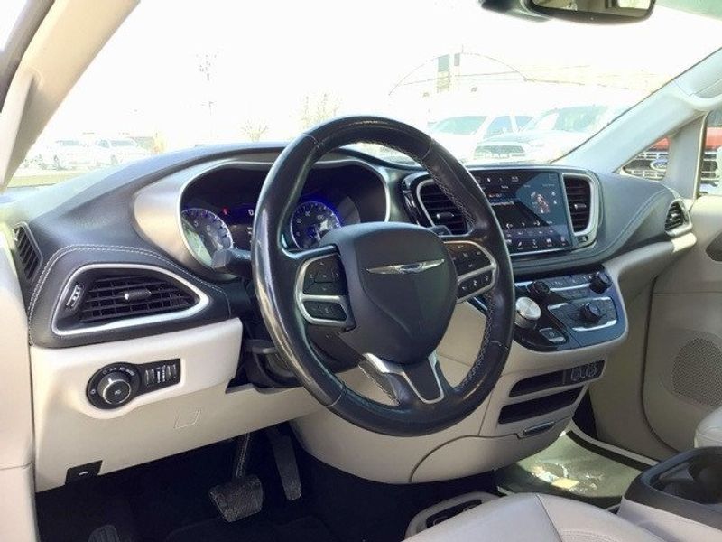 2021 Chrysler Pacifica Touring LImage 14