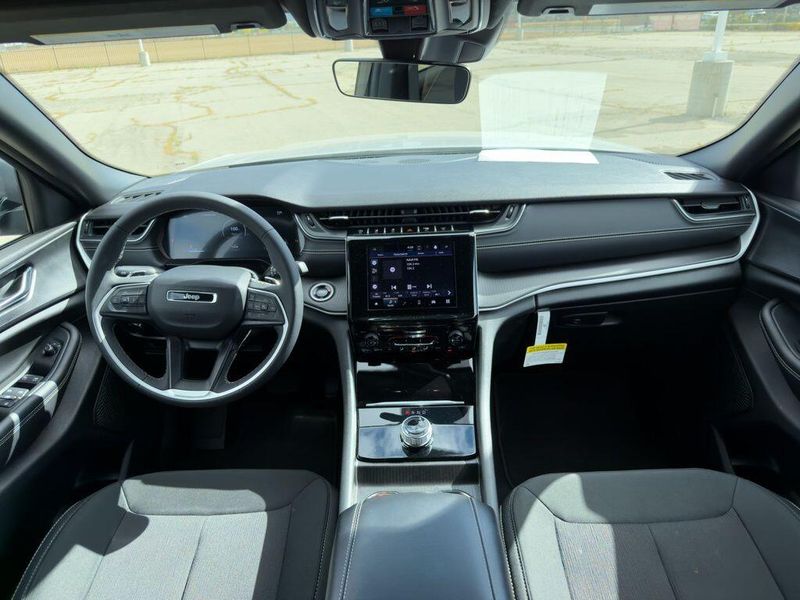 Used 2025 Jeep Grand Cherokee L LaredoImage 15