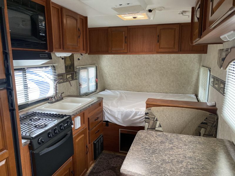 Used 2010 FOREST RIVER SURVEYOR SPORT 186 Image 5