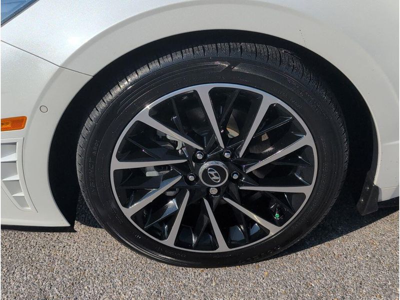 Used 2021 Hyundai Sonata LimitedImage 9