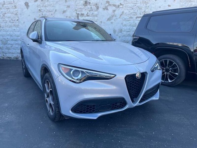 Used 2022 Alfa Romeo Stelvio Image 2