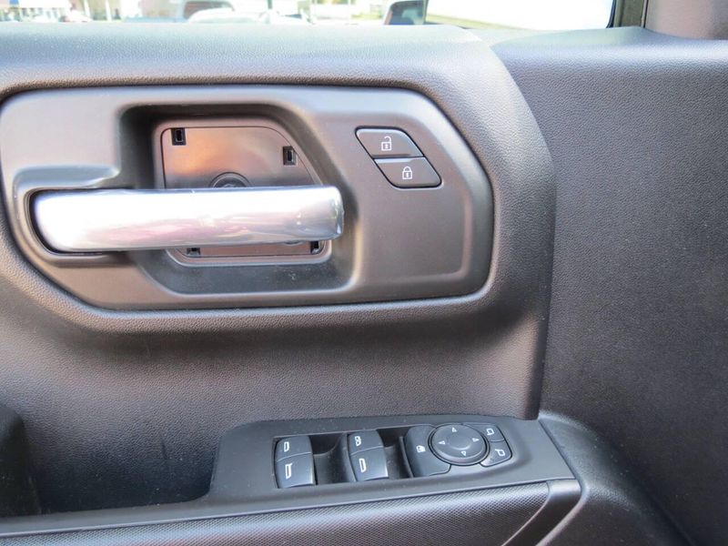 2021 Chevrolet Silverado 1500 Custom photo 10