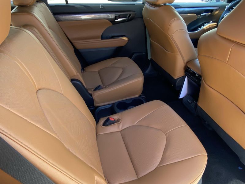 New 2025 Toyota Highlander Hybrid PlatinumImage 12