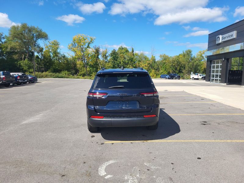 Used 2024 Jeep Grand Cherokee L LimitedImage 11