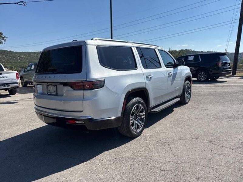 2024 Jeep Wagoneer Base photo 4