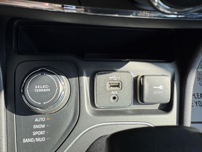2021 Jeep Cherokee Latitude photo 22