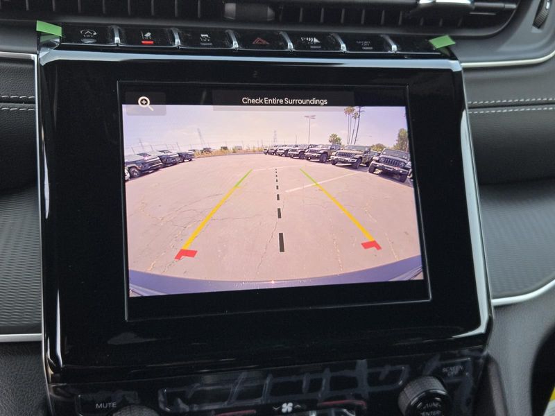 New 2026 Jeep Grand Cherokee Laredo 4x2