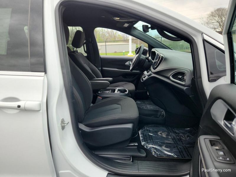 Used 2024 Chrysler Pacifica Touring