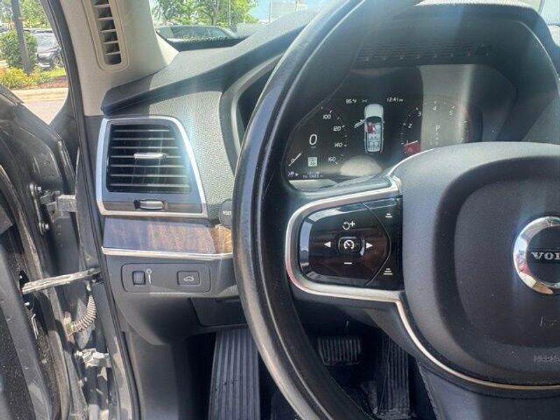 2016 Volvo XC90 T6 Momentum