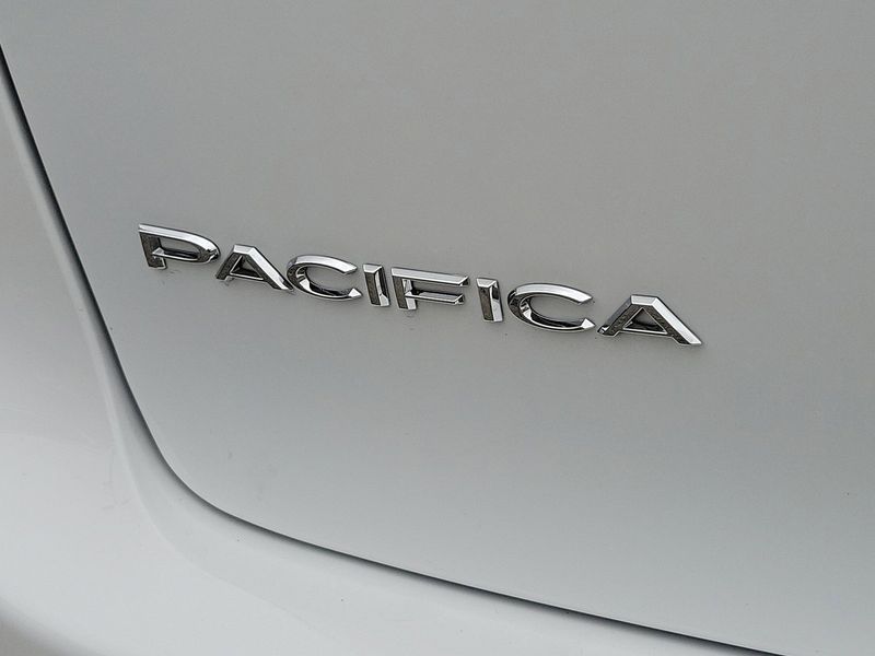2022 Chrysler Pacifica Touring L AwdImage 10