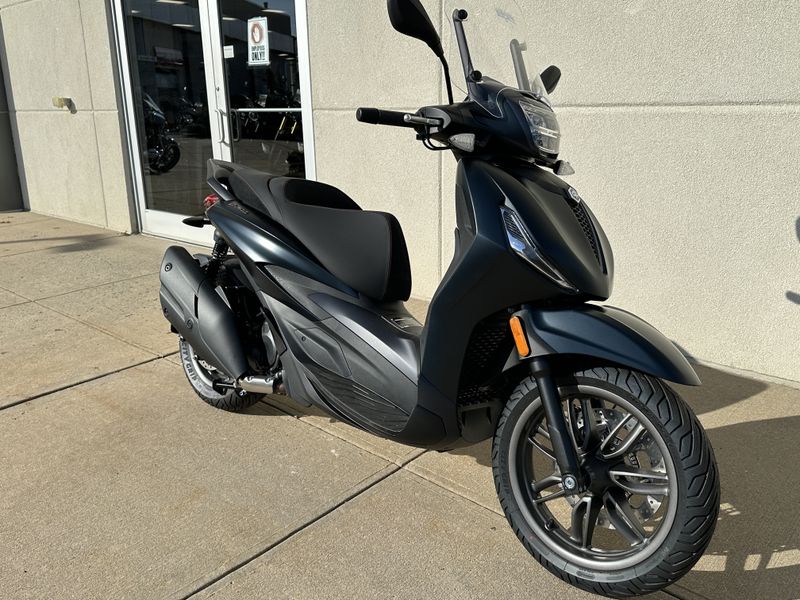 2023 PIAGGIO BV400 S in a NERO TEMPESTA exterior color. Cross Country Powersports 732-491-2900 crosscountrypowersports.com 