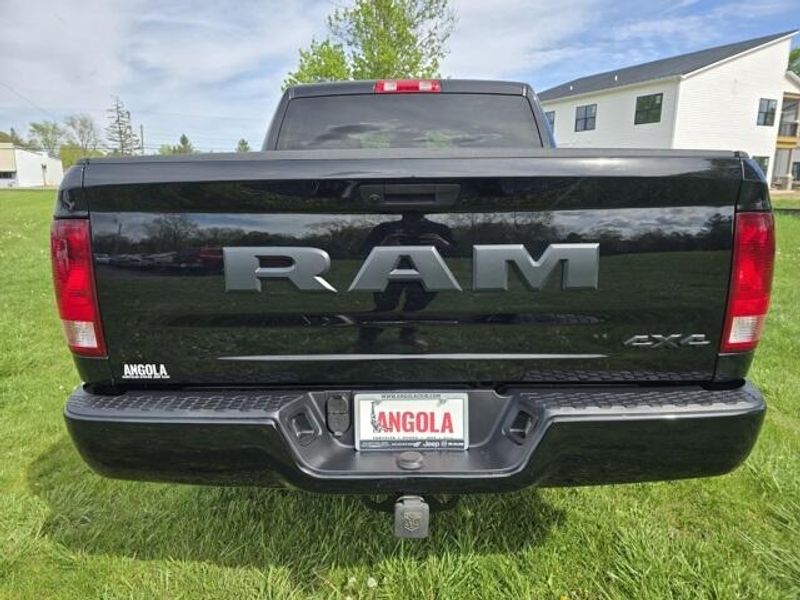 2022 Ram 1500 Classic Night Edition photo 4